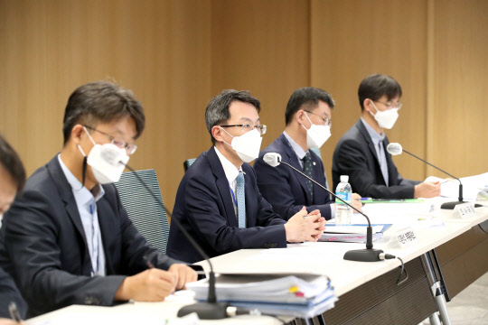 이환석 한국은행 부총재보가 27일 오후 서울 중구 한국은행에서 열린 경제전망 설명회에서 발언하고 있다.(한국은행 제공)